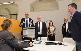 Der Stadtvorstand mit Oberbürgermeister Wolfram Leibe (2. v. l.) besichtigt bei einem Pressetermin die neuen Räume des Bürgeramts, hier im Schalterbereich. Der Stadtvorstand mit Oberbürgermeister Wolfram Leibe (2. v. l.) besichtigt bei einem Pressetermin die neuen Räume des Bürgeramts, hier im Schalterbereich.