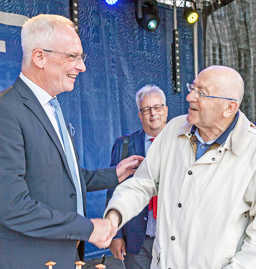 Oberbürgermeister Wolfram Leibe begrüßt Giovanni Cipollini (rechts) im Juni bei der Eröffnung des Altstadtfests.