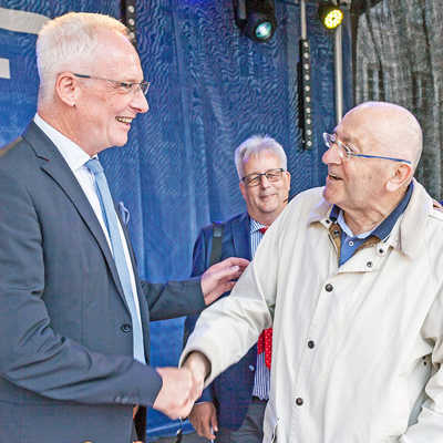 Oberbürgermeister Wolfram Leibe begrüßt Giovanni Cipollini (rechts) im Juni bei der Eröffnung des Altstadtfests.