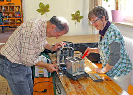 Foto: Reparatur eines Toasters im Repair Café