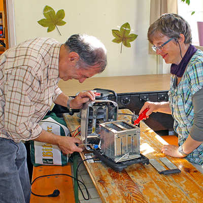Unter fachkundiger Hilfe konnten die Teilnehmer des ersten Repair Cafés vergangene Woche ihre Geräte reparieren. Foto: LA 21