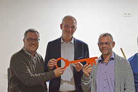 OB Wolfram Leibe (Mitte) freut sich mit Stefan Wilhelm (r.) und Michael Marx (l.) vom Förderverein der Orangerie im Kürenzer Schloßpark über das renovierte Gebäude, das nun genutzt werden kann.