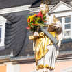 Der Blumenschmuck sitzt auf der Petrusfigur.