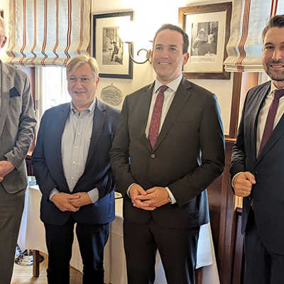 Bei ihrem Treffen in Saarbrücken befassten sich Wolfram Leibe (Trier), François Grosdidier (Metz), David Lindemann (Leiter der Staatskanzlei Saarbrücken) und Gastgeber-OB Uwe Conradt (v.l.) als Quattropole-Spitzenvertreter mit den Folgen der erneuten Grenzkontrollen für die Großregion und dem Klimaschutz in den Kommunen.