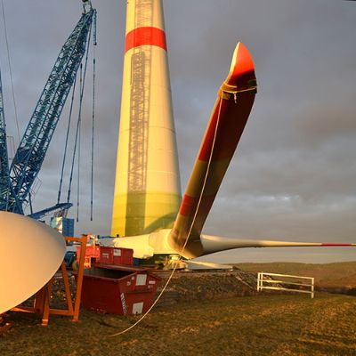 Aufbau einer Windkraftanlage der Stadtwerke Trier