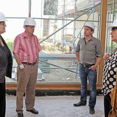 Architekt Denis Andernach (2. v. r.) informiert Bürgermeisterin Angelika Birk, Ehrangs Ortsvorsteher Thiébaut Puel und Beigeordnete Simone Kaes-Torchiani (v. l.) über die derzeitigen Bauarbeiten am neuen Kindergarten.