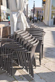 Auifestapelte Stühle der Außengastronomie