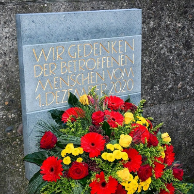 Die Inschrift der Gedenktafel aus Kalksandstein lautet: "Wir gedenken der betroffenen Menschen vom 1. Dezember 2020". 