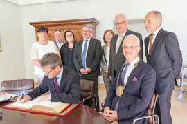 Der Botschafter des Großherzogtums Luxemburg in Deutschland, Jean Graff, trägt sich beim Empfang im Rathaus auf Einladung von OB Wolfram Leibe in das Goldene Buch der Stadt Trier ein.