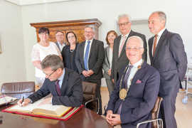 Der Botschafter des Großherzogtums Luxemburg in Deutschland, Jean Graff, trägt sich beim Empfang im Rathaus auf Einladung von OB Wolfram Leibe in das Goldene Buch der Stadt Trier ein. Der Botschafter des Großherzogtums Luxemburg in Deutschland, Jean Graff, trägt sich beim Empfang im Rathaus auf Einladung von OB Wolfram Leibe in das Goldene Buch der Stadt Trier ein.