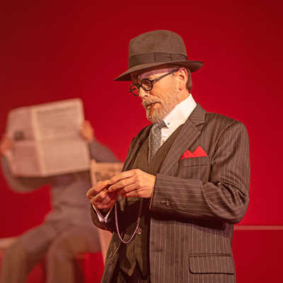In seinen 28 Jahren als festes Ensemblemitglied am Trierer Theater spielte Klaus-Michael Nix in mehr als 150 Stücken mit – unter anderem gab er den Sigmund Freud in „Der Trafikant“. Foto: Marco Piecuch