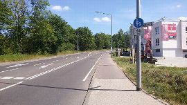 Der Sicherheitstrennstreifen auf der Fahrbahn soll die Autos weiter vom kombinierten Rad- und Gehweg abrücken.