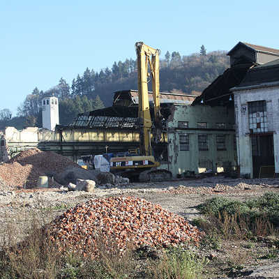 Noch steht ein Teil der Fabrikgebäude auf dem Gelände des früheren Walzwerks im Stadtteil Kürenz. Die zuletzt forcierten Abrissarbeiten haben für Diskussionen gesorgt.