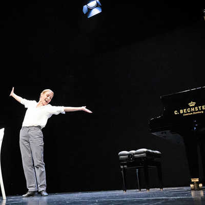 Schauspielerin Natalie O‘Hara spielt die Pianistin Alice Herz-Sommer, die das KZ dank ihrer Musik überlebte. Foto: Lahola Kammerspiele