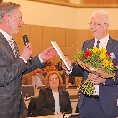 Innenminister Michael Ebling (links) übergibt Oberbürgermeister Wolfram Leibe die Ernennungsurkunde zur zweiten Amtszeit. Elvira Garbes (rechts) bleibt als Bürgermeisterin Leibes Stellvertreterin.