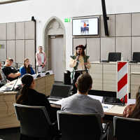 Julius Milde trägt ein historisches Kostüm und trägt im Rathaussaal ein Gedicht vor.
