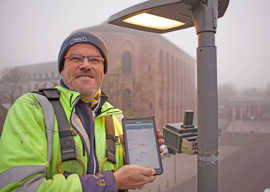 SWT-Mitarbeiter Richard Winkel zeigt nach dem Einbau einer LED-Leuchte weitere Standorte auf einem Smartphone