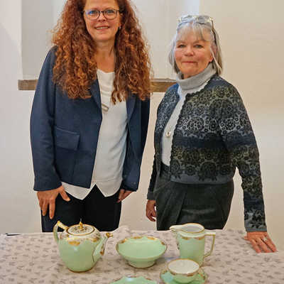 Dr. Bärbel Schulte (Stadtmuseum) und Lady Vibeke Dunleath präsentierten die handbemalten Porzellanstücke der Sammlung. Foto: Stadtmuseum