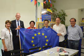 Wolfram Leibe und Aktivisten des Pulse of Europe mit der Europaflagge