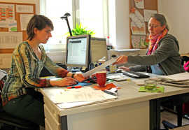 Ramona Heeke und Kerstin Schorer-Hach in der Jupa-Geschäftsstelle
