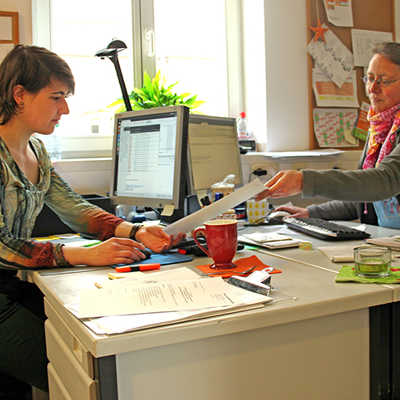 Ramona Heeke (l.) und Kerstin Schorer-Hach unterstützen die jungen Parlamentarier in ihrem Büro in der Metzelstraße, in dem auch kleinere Sitzungen stattfinden. 