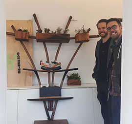 Aaron Scheuer (vorne) und David Ullrich mit einem Beispielprojekt für „Upgardening“.