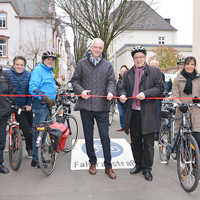 Wolfram Leibe und Andreas Ludwig das Band zur Freigabe der ersten Trierer Fahrradstraße.