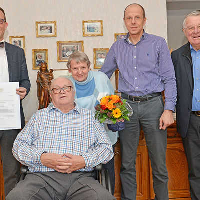 Zur Eisernen Hochzeit von Josef und Helena Pauly (2./3. v. l.) gratulieren Dezernent Thomas Schmitt (l.), Sohn Jürgen Pauly und Kernscheids Ortsvorsteher Horst Freischmidt (r.). 