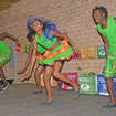 Das Hope Theatre aus Nairobi zeigt beeindruckende Tänze und sorgt für Stimmung.