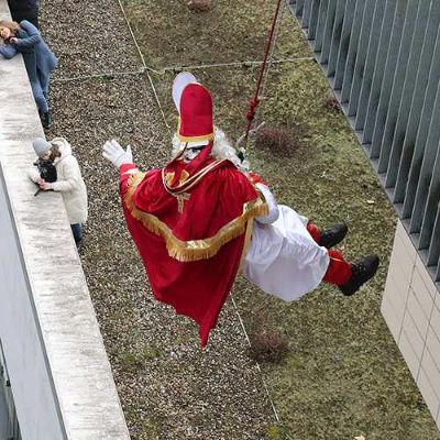 Von ganz oben schwebt St. Nikolaus zur Kinderstation des Mutterhauses - wollte dabei aber nicht ganz auf die Sicherung durch die Höhenretter der Berufsfeuerwehr verzichten.