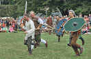 Die germanische Kampfkunst kommt auch beim Römerspektakel nicht zu kurz Mit Speeren und Schilden bewaffnet, demonstrierten diese Krieger beim „Brot und Spiele“-Festival 2010 vor zahlreichen Zuschauern im Palastgarten einen Angriff.