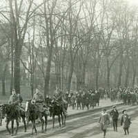 Wenige Wochen nach dem Ende der Kampfhandlungen im Ersten Weltkrieg marschieren US-amerikanische Truppen im Dezember 1918 in Trier ein. Foto: Stadtarchiv