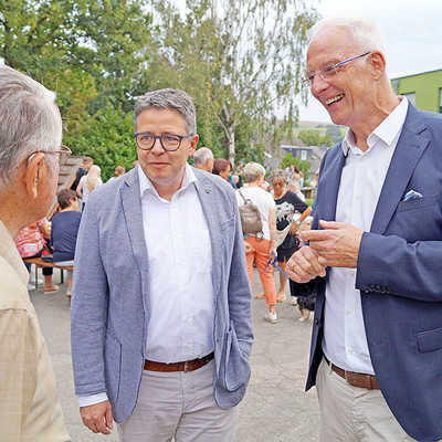 Marco van Elkan aus dem Landesinnenministerium (Mitte) und OB Wolfram Leibe (r.) im Gespräch mit Kernscheids Ortsvorsteher Horst Freischmidt. Foto: Martin Schmitt