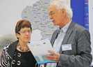 VHS-Chef Rudolf Hahn überreicht der früheren Bundesministerin Professor Rita Süssmuth den Bildungsbericht 2013 der Stadt Trier. 