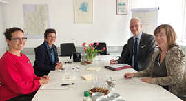 Simone Reichert und Ingeborg Schöndorf (GAV) im Gespräch mit OB Wolfram Leibe und Bürgermeisterin Elvira Garbes (v. l.). 