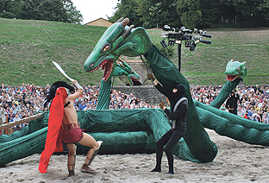 Ein Höhepunkt des Herkules-Spektakulums bei „Brot und Spiele“ 2010 war der Kampf des Titelhelden (Jan Krüger) mit der vielköpfigen Hydra.