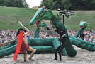 Ein Höhepunkt des Herkules-Spektakulums bei „Brot und Spiele“ 2010 war der Kampf des Titelhelden (Jan Krüger) mit der vielköpfigen Hydra.