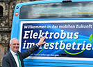 Oberbürgermeister Wolfram Leibe und Stadtwerke-Vorstand Olaf Hornfeck sind schon lange am Thema Elektrobus „dran“. Bereits Ende Mai 2015 testeten sie einen E-Bus auf Trierer Straßen.