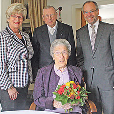 Die Heiligkreuzer Ortsvorsteherin Elisabeth Ruschel (links) und Oberbürgermeister Klaus Jensen (r.) gehören zu den ersten Gratulanten bei der Gnadenhochzeit von Franziska und Friedrich Kröschel.