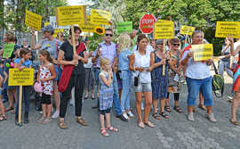 Aktivisten des Vereins Rettet Brubach demonstrieren auf dem Augustinerhof