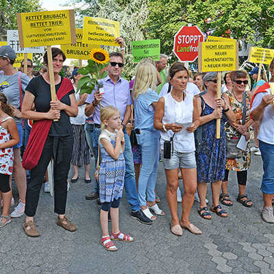 Für die Aktivisten des Vereins Rettet Brubach, die vor Beginn der Stadtratssitzung erneut auf dem Augustinerhof demonstrierten, bedeutet die Aufhebung der Entwicklungssatzung einen großen Erfolg.