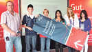 Schüler aus der Region Trier präsentieren mit einem Lehrer des Werbebanner des Planspiels Börse.Foto: Sparkasse