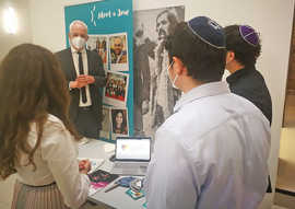 OB Wolfram Leibe besucht die Aktion "Meet a Jew" im Stadtmuseum 
