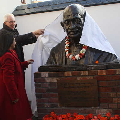 Botschafterin Mukta D. Tomar und Oberbürgermeister Wolfram Leibe enthüllen die Gandhi-Büste.