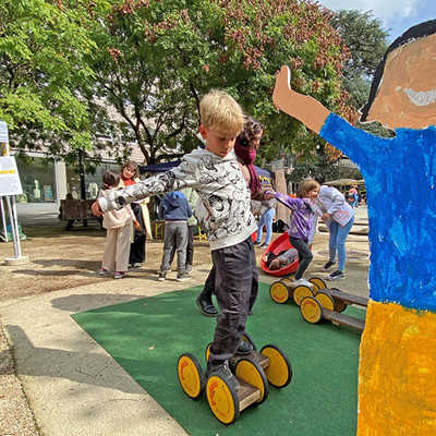 Joscha und Juli testen die Rollbretter auf dem „Platz der Kinderrechte“ – nur eines von vielen Angeboten am vergangenen Samstag.