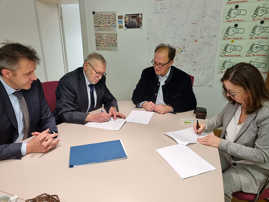 Im Rathaus wird der Mietvertrag für die frühere Privatschule Eberhard unterschrieben. 