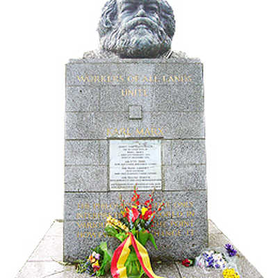 Letzte Ruhestätte mit einem Blumenbouquet der Stadt Trier zur Erinnerung an den 125. Todestag.