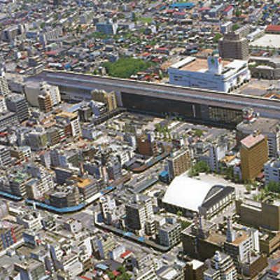 Blick auf die moderne Innenstadt von Nagaoka, zu der auch eine belebte Fußgängerzone gehört.
