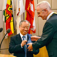 Der Chinesische Generalkonsul in Deutschland Liang Jianquan erhält von OB Leibe als Geschenk die Nachbildung einer antiken Vase.