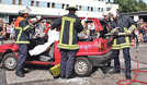 Um einen eingeklemmten Mann aus einem Auto zu bergen, trennten die Feuerwehrmänner mit einer Rettungsschere das Fahrzeugdach ab.